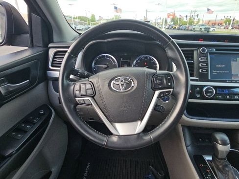 Used 2017 Toyota Highlander XLE AWD/4WD image 10
