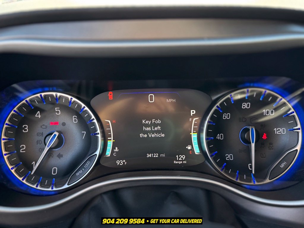 Used 2025 Chrysler Pacifica Select FWD image 12