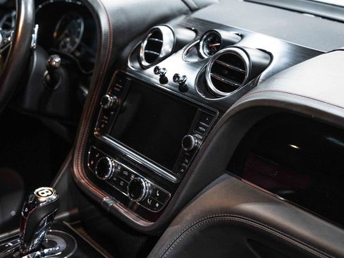 Used 2019 Bentley Bentayga AWD/4WD image 19