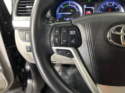 Used 2019 Toyota Highlander XLE AWD/4WD image 31
