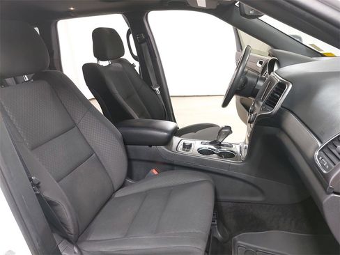 Used 2019 Jeep Grand Cherokee Laredo image 13