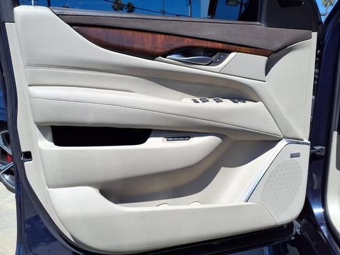 Used 2017 Cadillac Escalade Premium Luxury AWD/4WD image 18