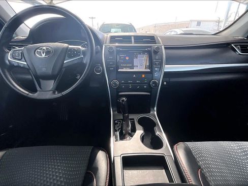 Used 2015 Toyota Camry SE w/ Moonroof Package image 16