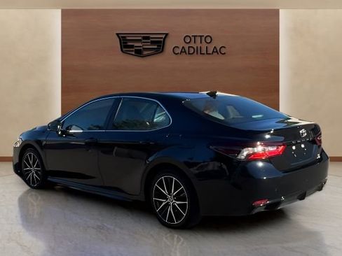 Used 2022 Toyota Camry SE image 3