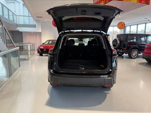 Used 2025 Nissan Rogue S image 40