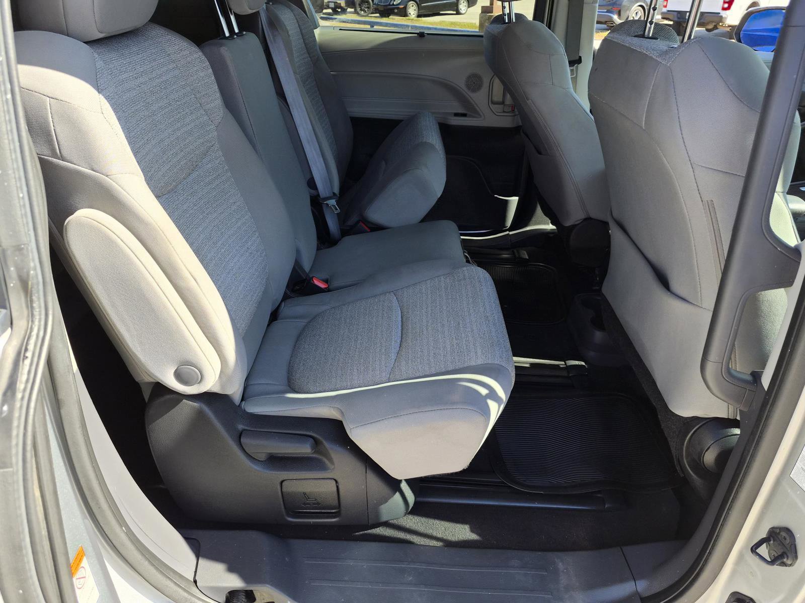 Used 2022 Toyota Sienna LE FWD image 11