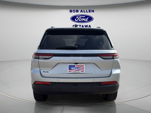 Used 2025 Jeep Grand Cherokee Altitude image 12