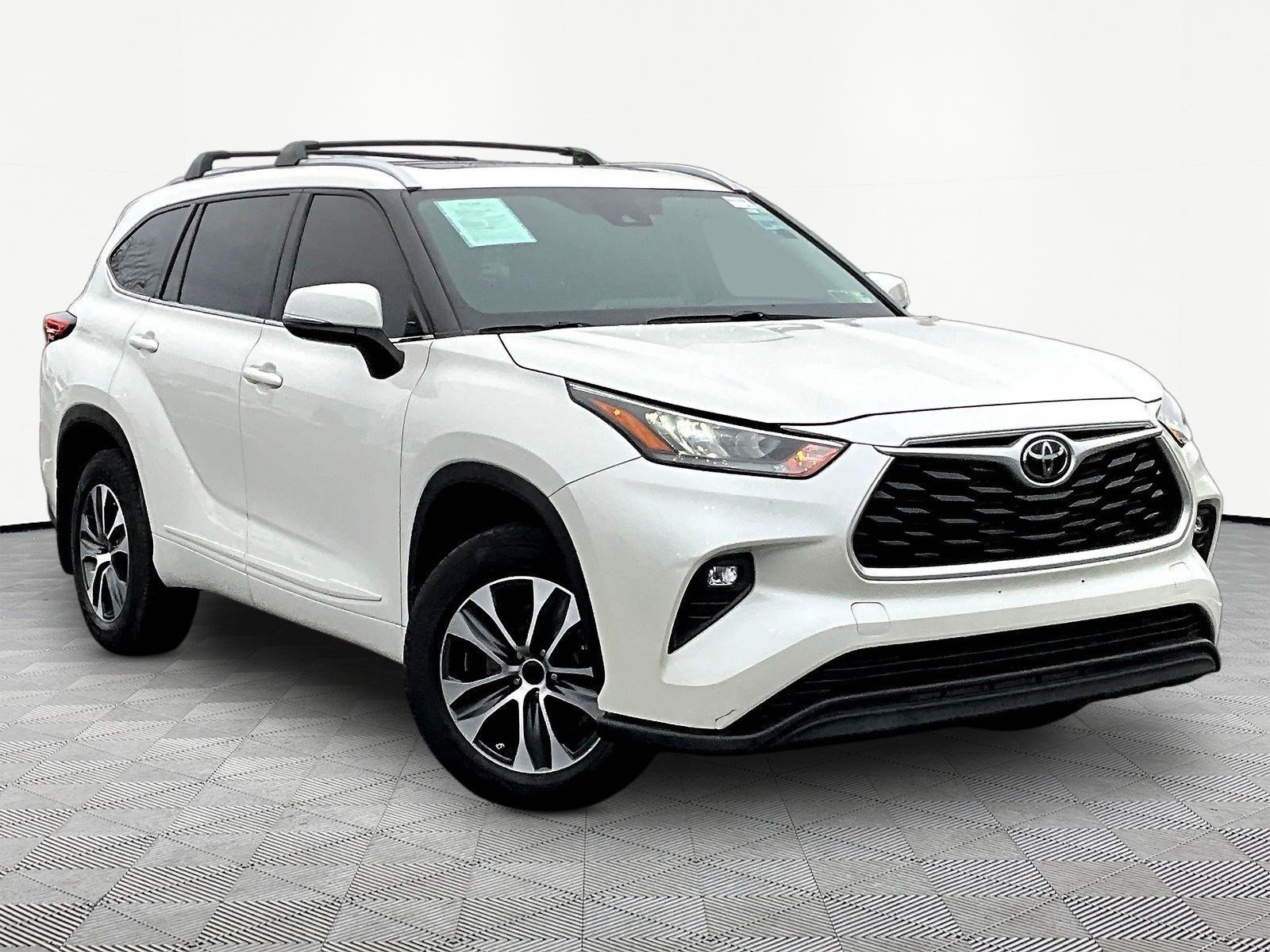 Used 2020 Toyota Highlander XLE AWD/4WD image 3