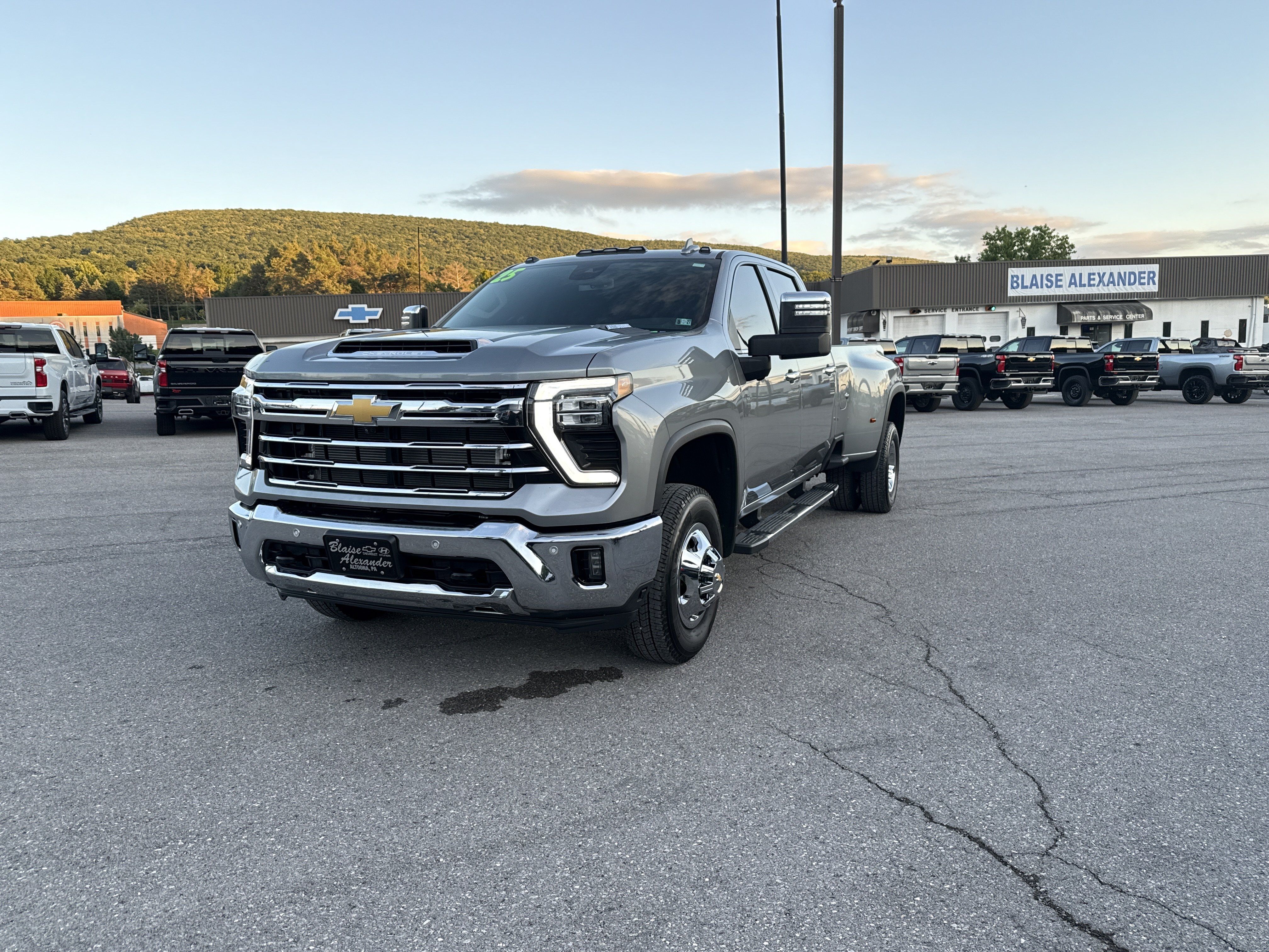 Used 2025 Chevrolet Silverado 3500 LTZ w/ LTZ Convenience Package AWD/4WD image 8