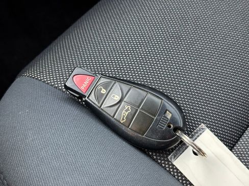 Used 2012 Dodge Challenger SXT image 27