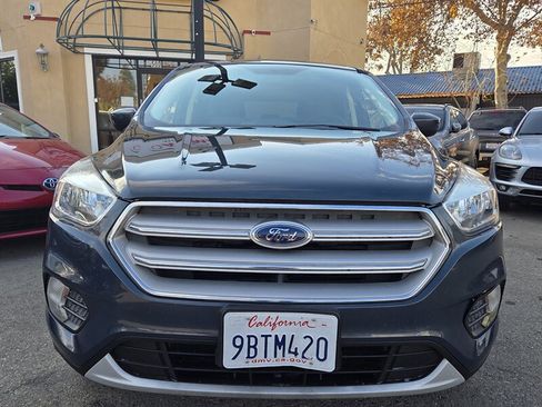 Used 2019 Ford Escape SE image 2