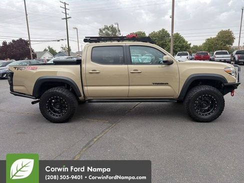 Used 2020 Toyota Tacoma TRD Off-Road w/ Technology Package AWD/4WD image 4