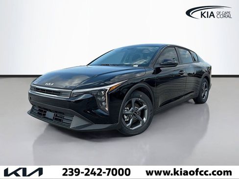 New 2025 Kia K4 LXS image 1
