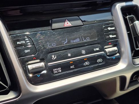 Used 2022 Kia Sorento S FWD image 40