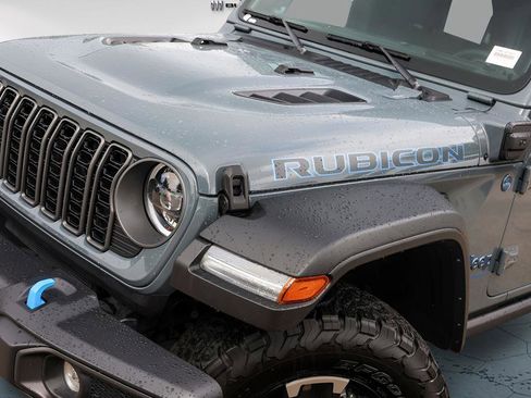 Used 2025 Jeep Wrangler Unlimited Rubicon 4xe AWD/4WD image 3