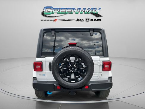 Used 2023 Jeep Wrangler Unlimited Sahara AWD/4WD image 2