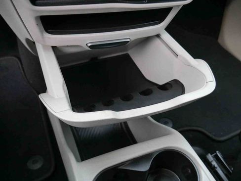 Used 2020 Chrysler Voyager LX image 28