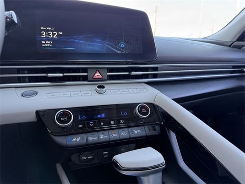 Used 2025 Hyundai Elantra Limited image 14