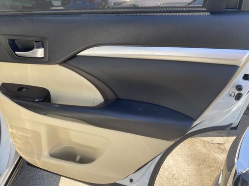 Used 2019 Toyota Highlander XLE w/ Carpet Mat Package (TMS) FWD image 17