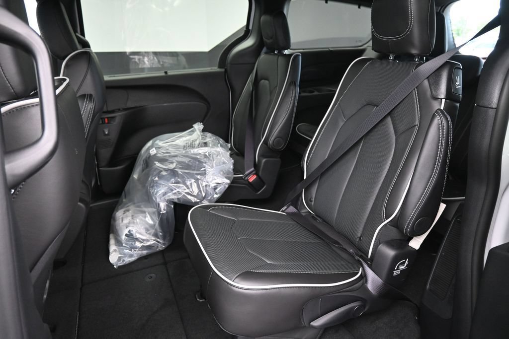 New 2027 Chrysler Pacifica Limited w/ Family Tech Group FWD image 13