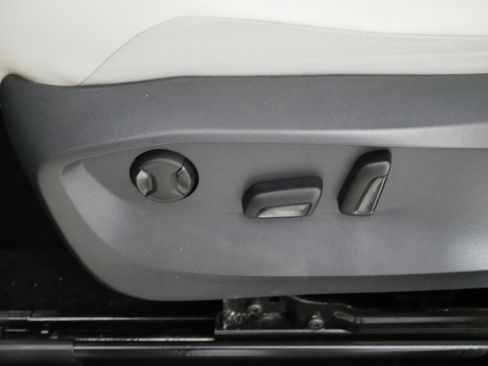 Used 2023 Volkswagen Tiguan SE w/ Panoramic Sunroof Package image 20