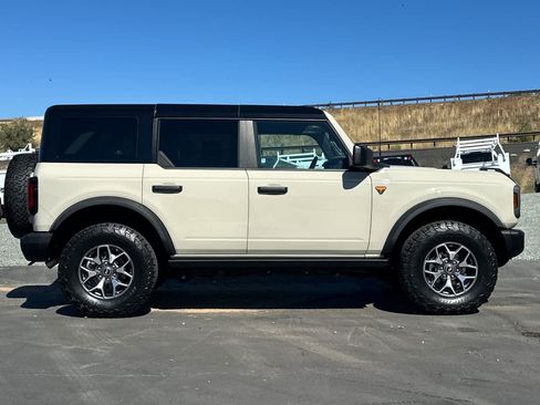 Certified 2025 Ford Bronco Badlands AWD/4WD image 3