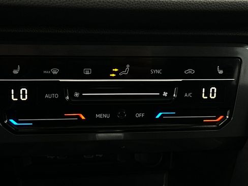 Used 2022 Volkswagen Tiguan SE w/ Panoramic Sunroof Package image 21