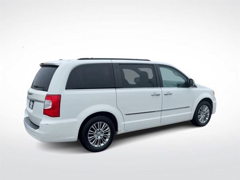 Used 2013 Chrysler Town & Country Touring-L w/ Driver Convenience Group image 9