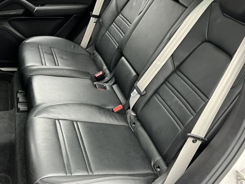 Certified 2022 Porsche Cayenne Platinum Edition image 17