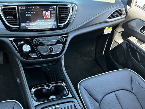 New 2026 Chrysler Pacifica Limited image 15