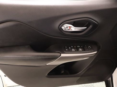Used 2019 Jeep Cherokee Latitude w/ Popular Appearance Group FWD image 14