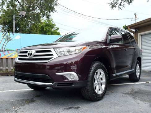 Used 2011 Toyota Highlander SE w/ Tow Pkg FWD image 4