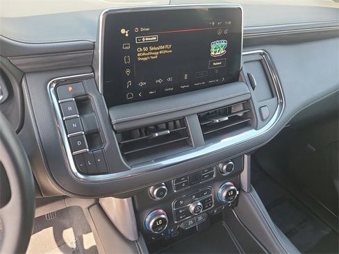 Used 2024 GMC Yukon XL SLT image 32