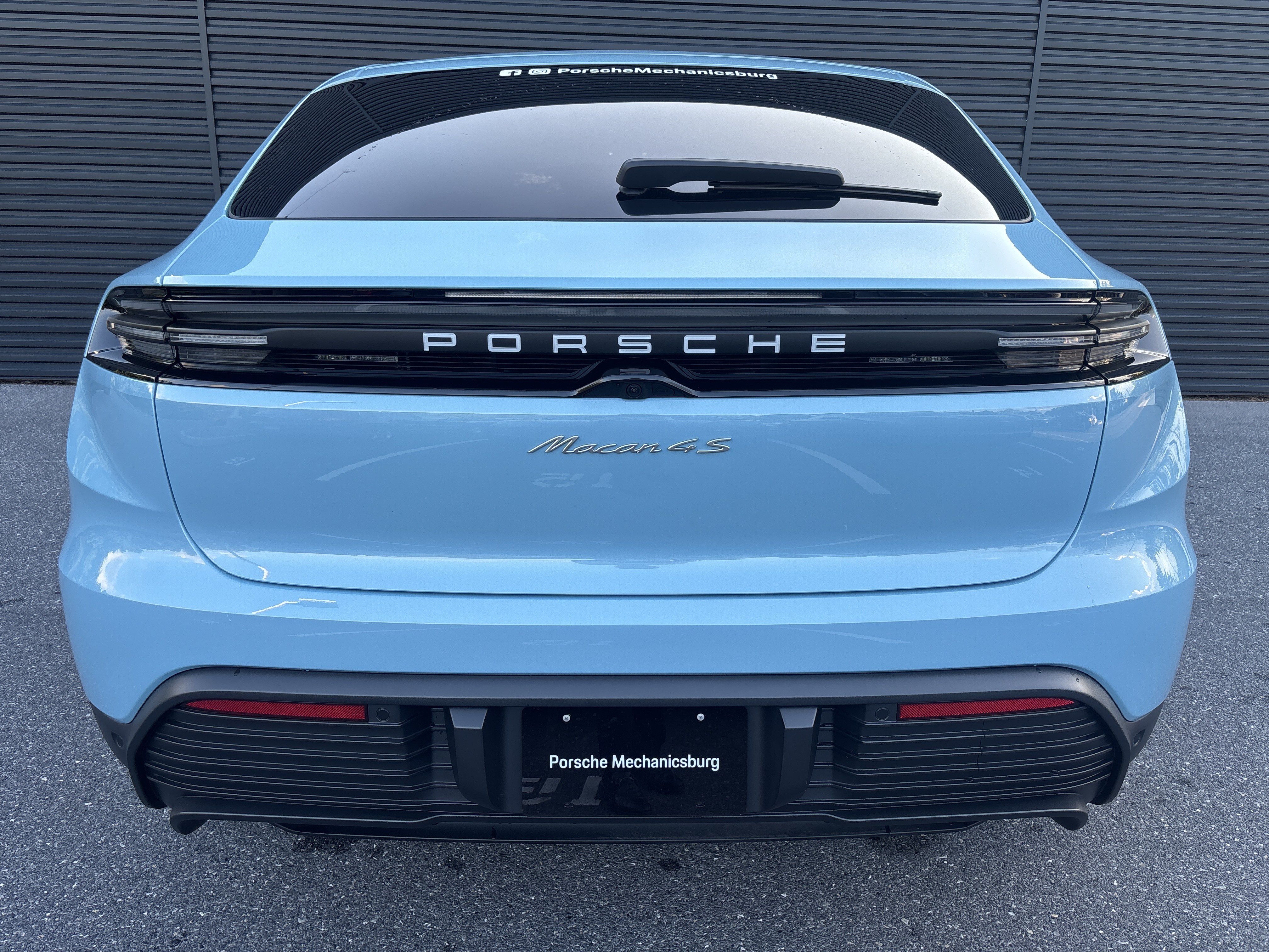 Certified 2025 Porsche Macan 4S Electric AWD/4WD image 4