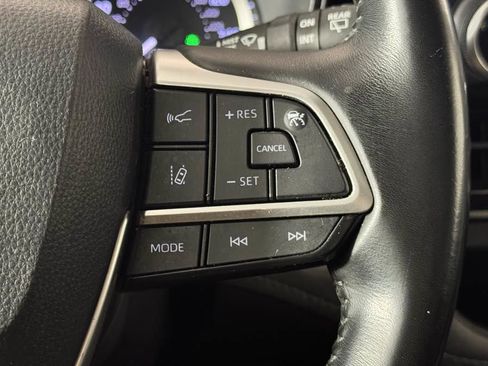 Used 2023 Toyota Highlander LE FWD image 17