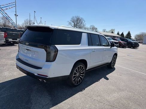 Used 2025 Chevrolet Suburban High Country AWD/4WD image 14