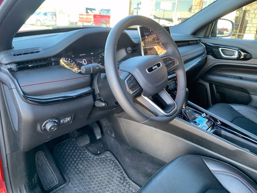 Used 2025 Jeep Compass Trailhawk AWD/4WD image 22