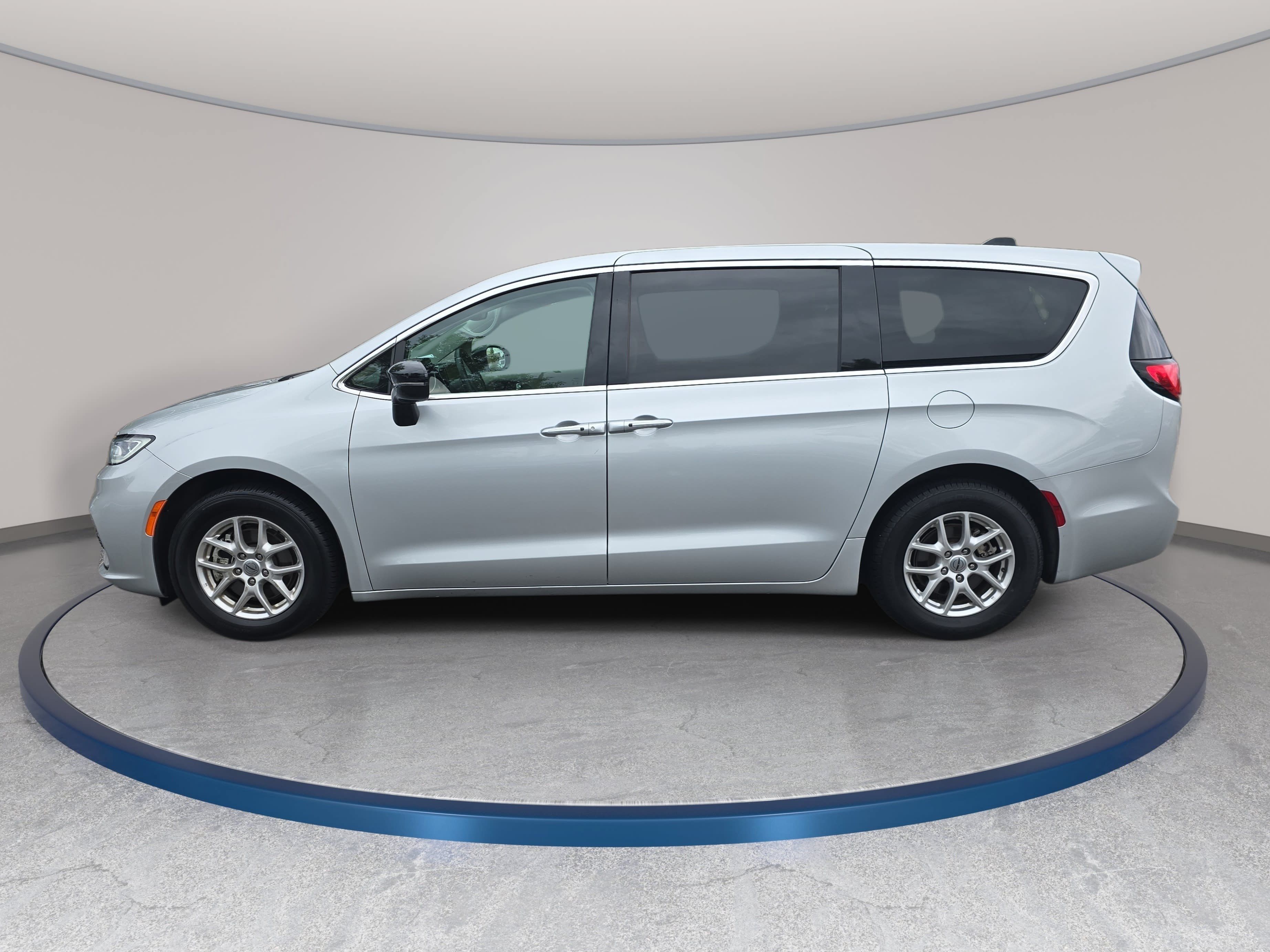 Used 2024 Chrysler Pacifica Touring-L FWD image 8