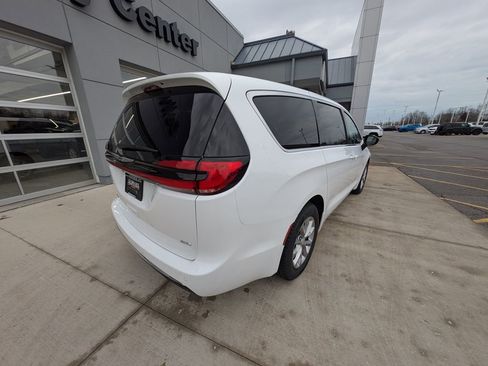 New 2026 Chrysler Pacifica Select image 5