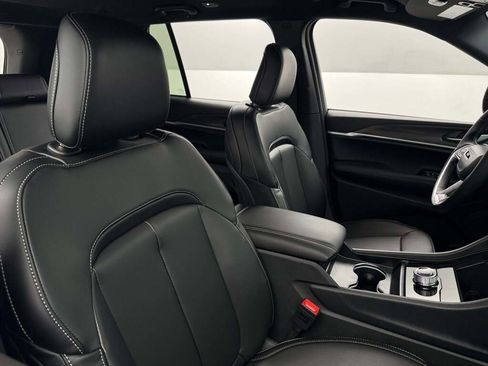 New 2025 Jeep Grand Cherokee Limited w/ Black Appearance Package image 18