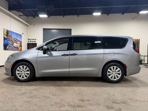 Used 2021 Chrysler Voyager L FWD image 13
