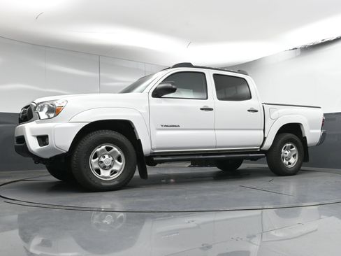 Used 2014 Toyota Tacoma Base image 10