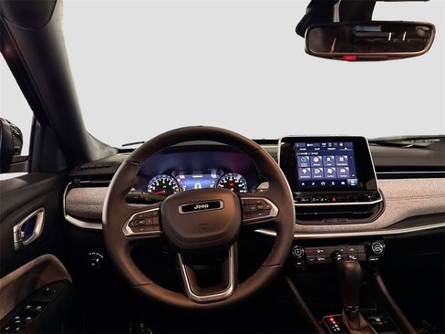 Used 2025 Jeep Compass Latitude image 20