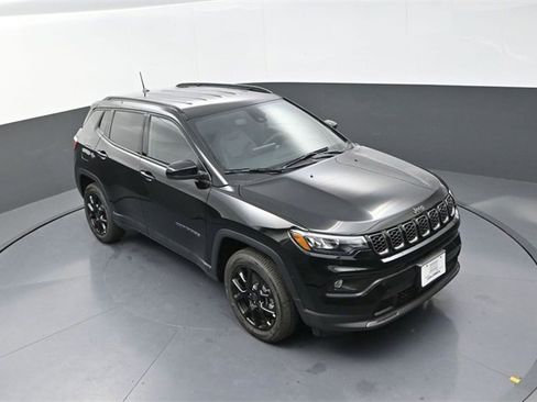 New 2026 Jeep Compass Latitude image 9