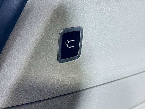 Used 2021 Chrysler Pacifica Touring image 29