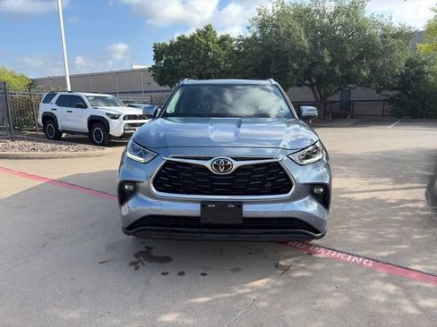 Used 2023 Toyota Highlander Limited FWD image 2