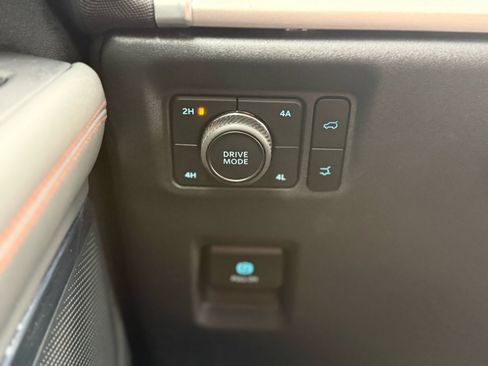 Used 2025 Ford Expedition Active image 17