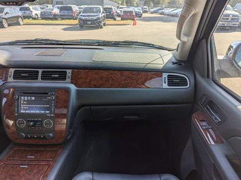 Used 2013 Chevrolet Avalanche LTZ image 18