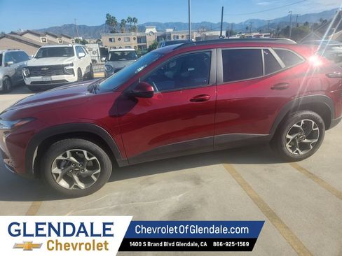 Used 2025 Chevrolet Trax LT FWD image 3