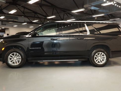 Used 2024 Chevrolet Suburban LT image 3